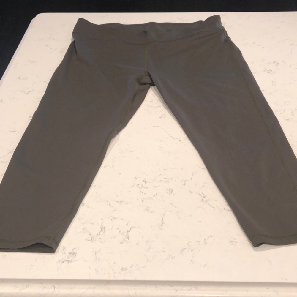 Fabletics olive green Capri work out pants XL